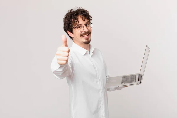 Jonge Man Met Een Laptop Gevoel Trots Positief Glimlachen Met — Stockfoto