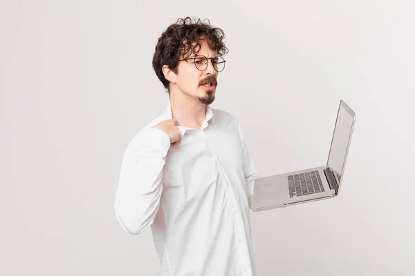 Jeune Homme Avec Ordinateur Portable Sentant Stressé Anxieux Fatigué Frustré — Photo