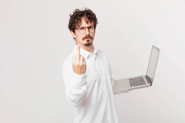 Junger Mann Mit Laptop Ist Wütend Genervt Rebellisch Und Aggressiv — Stockfoto