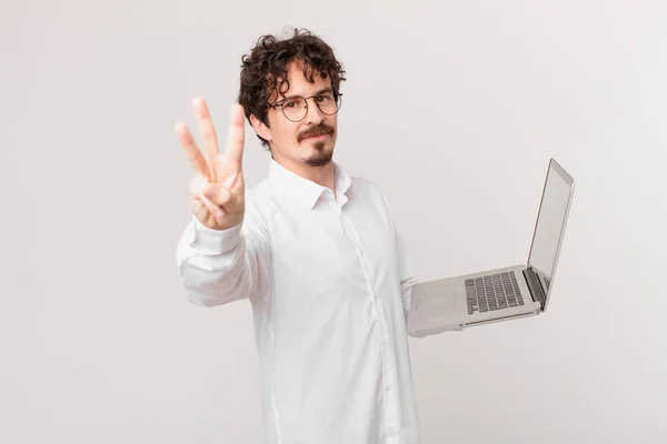 Junger Mann Mit Laptop Der Freundlich Lächelt Und Nummer Drei — Stockfoto