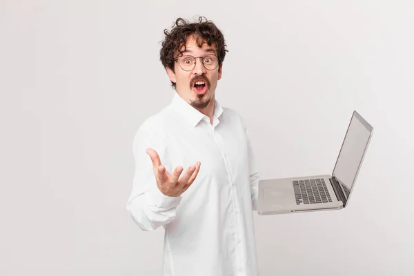 Dizüstü Bilgisayarı Olan Genç Adam Inanılmaz Bir Sürprizle Şaşkına Dönmüş — Stok fotoğraf
