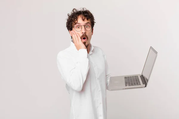 Dizüstü Bilgisayarı Olan Genç Adam Şok Olmuş Korkmuş Hissediyor — Stok fotoğraf