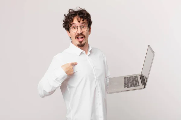 Jonge Man Met Een Laptop Kijken Geschokt Verrast Met Mond — Stockfoto