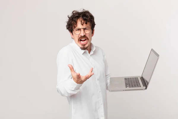 Junger Mann Mit Laptop Sieht Wütend Genervt Und Frustriert Aus — Stockfoto