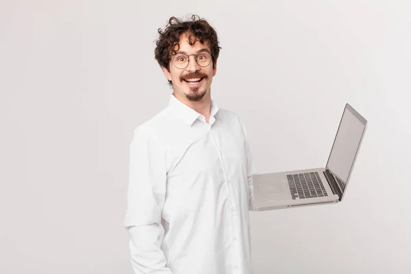Młody Człowiek Laptopem Wygląda Szczęśliwy Mile Zaskoczony — Zdjęcie stockowe