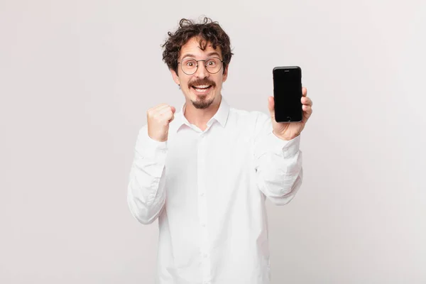 Jeune Homme Affaires Avec Une Cellule Sentant Choqué Rire Célébrer — Photo