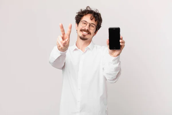 Ung Affärsman Med Cell Leende Och Ser Glad Gestikulerande Seger — Stockfoto