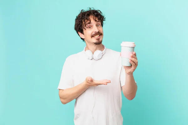 Jonge Man Met Een Koffie Glimlachend Vrolijk Zich Gelukkig Voelen — Stockfoto