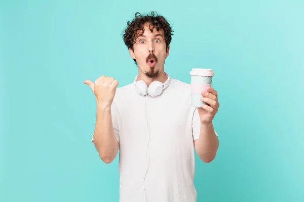 Jeune Homme Avec Café Regardant Étonné Dans Incrédulité — Photo