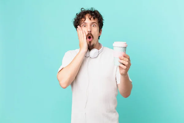 コーヒーを飲んでる若い男がショックを受けて怖がってた — ストック写真