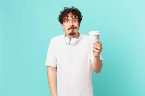 Mladý Muž Kávou Vypadající Zmateně Zmateně — Stock fotografie