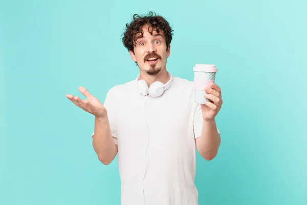 Jeune Homme Avec Café Sentant Heureux Surpris Réaliser Une Solution — Photo