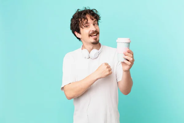 Jeune Homme Avec Café Sentir Heureux Faire Face Défi Célébrer — Photo