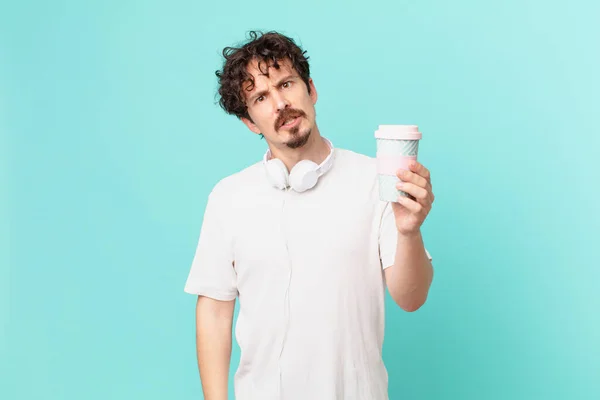 Junger Mann Mit Einem Kaffee Der Sich Verwirrt Und Verwirrt — Stockfoto