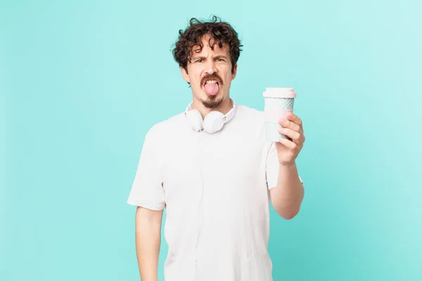 Genç Bir Adam Kahvesini Yudumlarken Midesi Bulandı Sinirlendi Dilini Dışarı — Stok fotoğraf