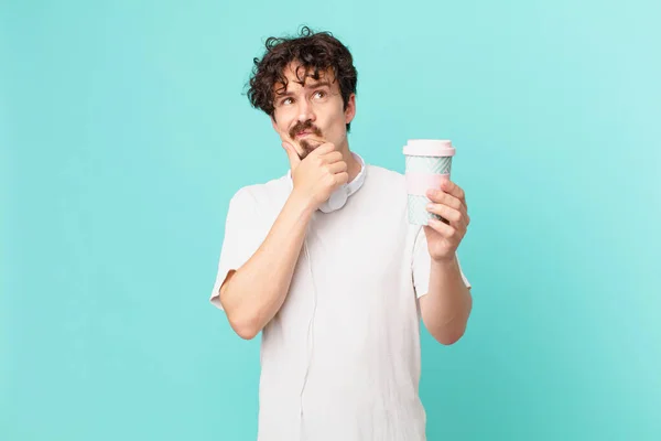 Jonge Man Met Een Koffie Denken Gevoel Twijfelachtig Verward — Stockfoto