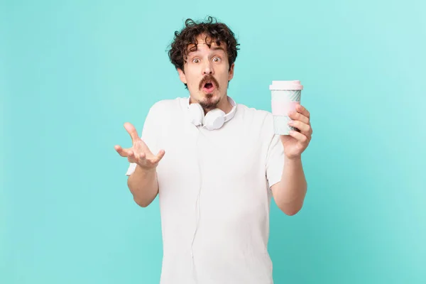 Jeune Homme Avec Café Sentant Extrêmement Choqué Surpris — Photo