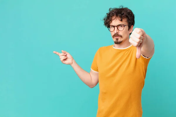 Junger Gutaussehender Mann Fühlt Sich Gekreuzt Und Zeigt Daumen Nach — Stockfoto