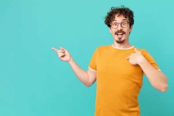 Jovem Bonito Homem Sentindo Feliz Apontando Para Mesmo Com Animado — Fotografia de Stock