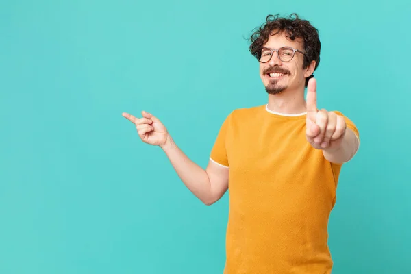 Joven Hombre Guapo Sonriendo Orgullosamente Con Confianza Haciendo Número Uno — Foto de Stock