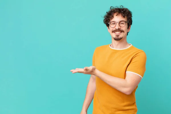 Junger Gutaussehender Mann Lächelt Fröhlich Fühlt Sich Glücklich Und Zeigt — Stockfoto