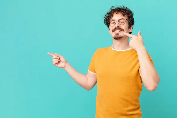 Jovem Bonito Homem Sorrindo Confiantemente Apontando Para Próprio Sorriso Largo — Fotografia de Stock