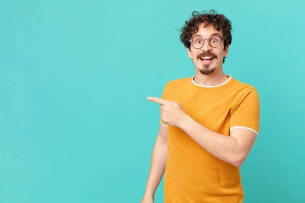 Joven Guapo Hombre Mirando Emocionado Sorprendido Señalando Lado — Foto de Stock