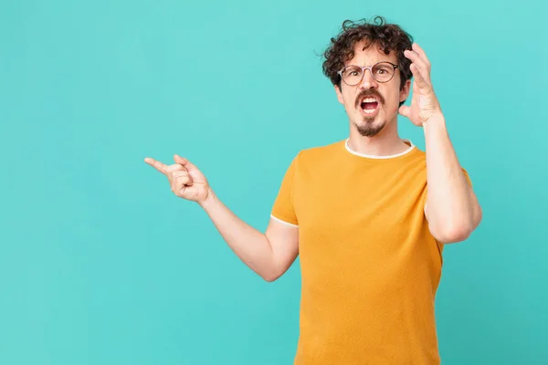 Young Handsome Man Screaming Hands Air — Stock Photo, Image