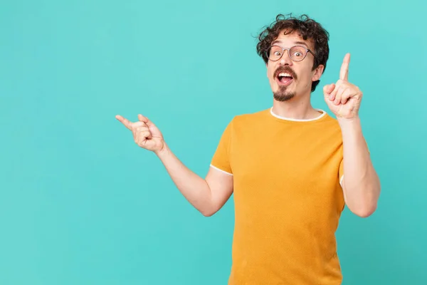 Jovem Homem Bonito Sentindo Como Gênio Feliz Animado Depois Perceber — Fotografia de Stock