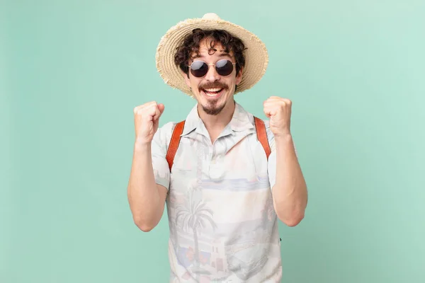 Jong Reiziger Toerist Gevoel Geschokt Lachen Vieren Succes — Stockfoto