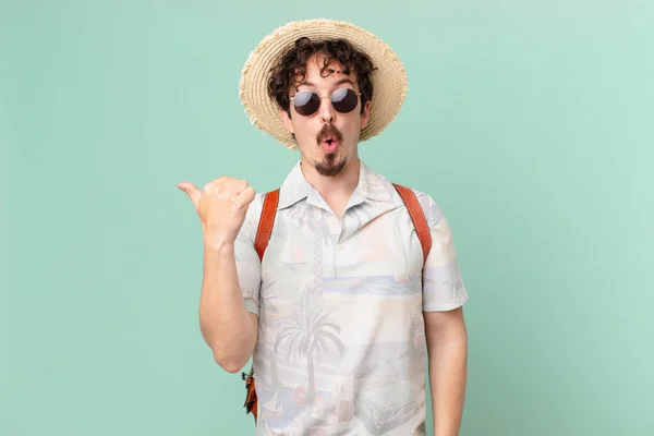 Young Traveller Tourist Looking Astonished Disbelief — Stock Photo, Image