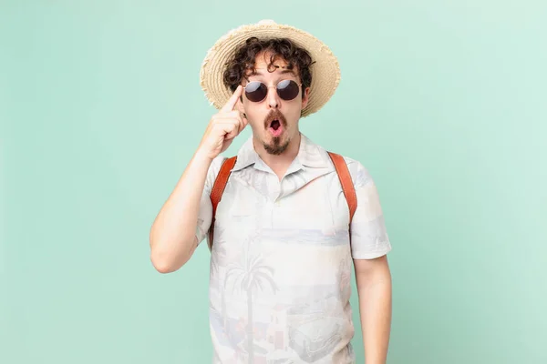 Young Traveller Tourist Looking Surprised Realizing New Thought Idea Concept — Stockfoto