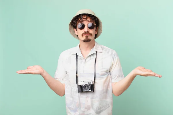 Young Traveller Tourist Feeling Puzzled Confused Doubting — Stockfoto