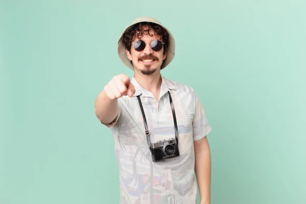 Jonge Reiziger Toerist Wijzen Naar Camera Kiezen — Stockfoto