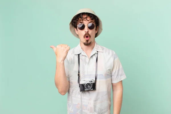 Young Traveller Tourist Looking Astonished Disbelief — Stockfoto