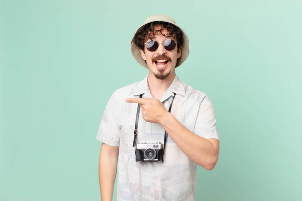 Young Traveller Tourist Looking Excited Surprised Pointing Side — Stock Photo, Image