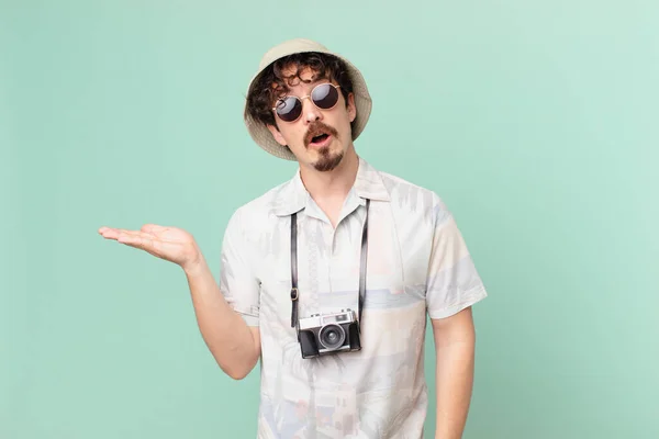 Young Traveller Tourist Looking Surprised Shocked Jaw Dropped Holding Object — Stockfoto