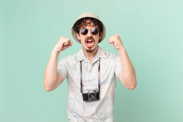 Junge Touristin Schreit Aggressiv Mit Wütender Miene — Stockfoto