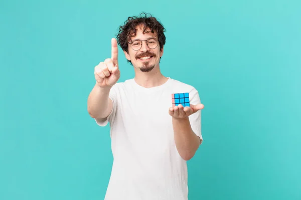 Junger Mann Der Ein Intelligenzproblem Löst Lächelt Stolz Und Selbstbewusst — Stockfoto