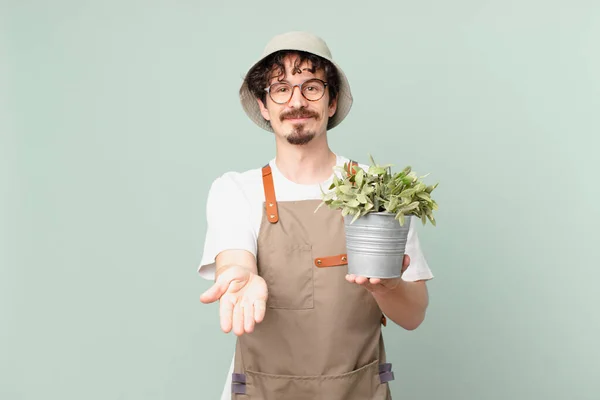 Jonge Boer Man Glimlacht Gelukkig Met Vriendelijk Het Aanbieden Tonen — Stockfoto