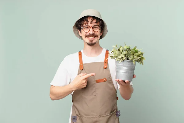 Junger Bauer Lächelt Fröhlich Fühlt Sich Glücklich Und Zeigt Zur — Stockfoto