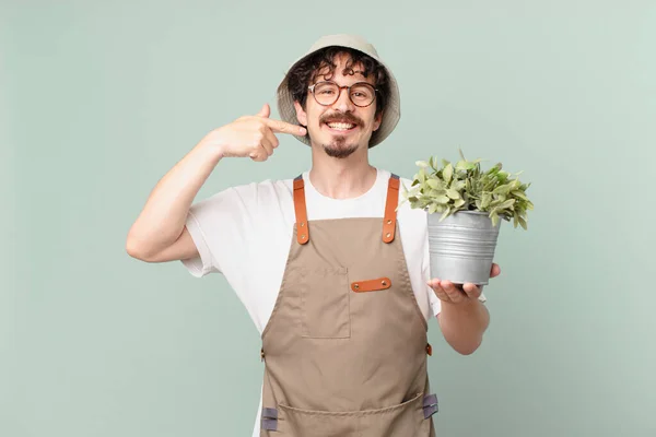 Jonge Boer Man Glimlachend Vol Vertrouwen Wijzen Naar Een Eigen — Stockfoto