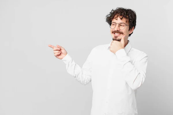 Joven Hombre Guapo Sonriendo Con Una Expresión Feliz Segura Con — Foto de Stock