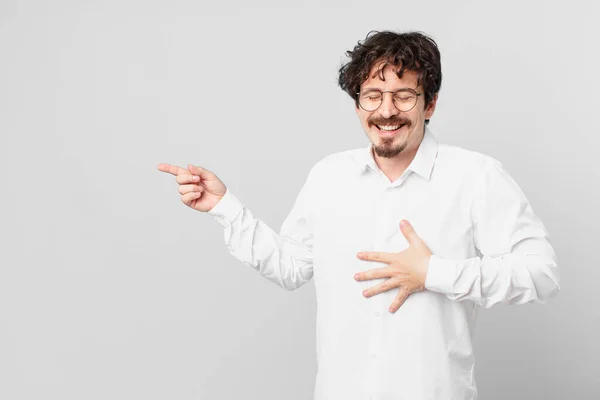 Jovem Homem Bonito Rindo Voz Alta Alguma Piada Hilariante — Fotografia de Stock