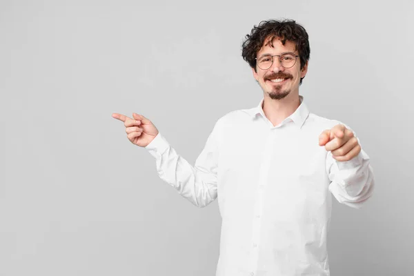 Joven Hombre Guapo Apuntando Cámara Elegirte — Foto de Stock