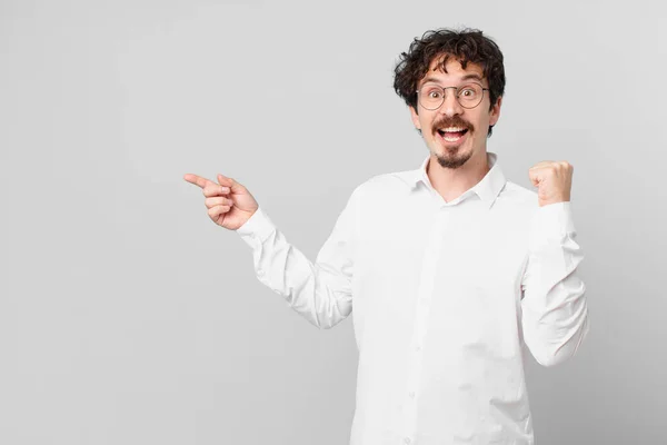 Jovem Homem Bonito Sentindo Chocado Rindo Celebrando Sucesso — Fotografia de Stock