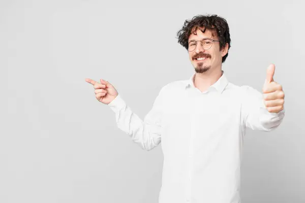 Joven Hombre Guapo Sentirse Orgulloso Sonriendo Positivamente Con Los Pulgares — Foto de Stock