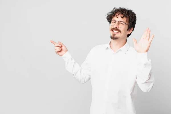 Joven Hombre Guapo Sonriendo Felizmente Saludando Con Mano Acogiendo Saludando — Foto de Stock