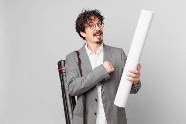 Genç mimar kendini mutlu hissediyor ve bir meydan okumayla yüzleşiyor ya da kutluyor