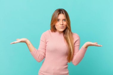 Genç güzel kadın şaşkın, şaşkın ve şüpheci hissediyor.